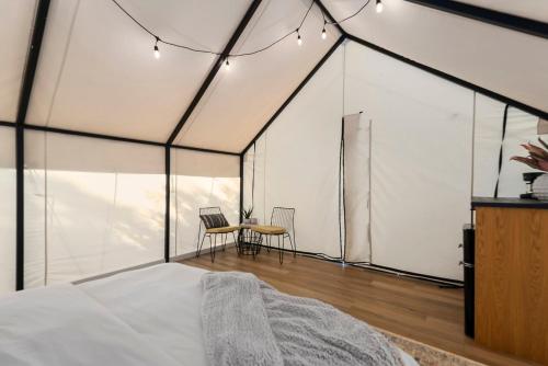 Katil atau katil-katil dalam bilik di Treehouse Glamping at Pecan Haven W Hot Tub