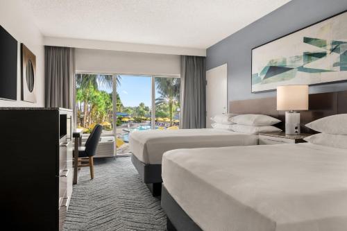 オーランドにあるDelta Hotels by Marriott Orlando Celebrationのベッド2台と窓が備わるホテルルームです。