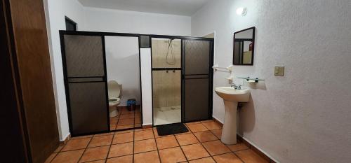 un bagno con doccia, WC e lavandino di Casa Juarez: Great 4BR house w/ POOL & GAMES, perfect for Parties & Family a La Paz