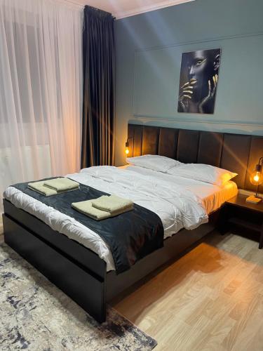 sypialnia z łóżkiem z dwoma ręcznikami w obiekcie Home Comfort w Bukareszcie