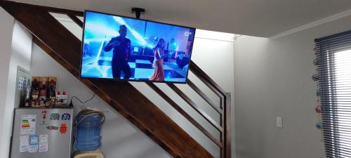 TV de pantalla plana colgada en la pared en Caleta san pedro, en La Serena