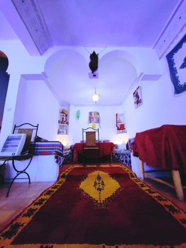 a living room with a cat sitting on the ceiling at Riad Kasbah des Roches in Akhendachou nʼAït Ouffi