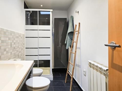 een badkamer met een toilet, een wastafel en een douche bij El Mirador del Naranco in Oviedo