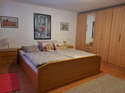 um quarto com uma cama grande e uma cómoda em Vila Historica Karlovy Vary em Karlovy Vary