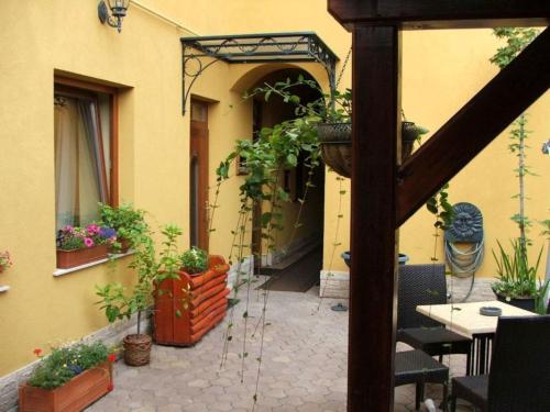 an entrance to a building with a patio with plants at Arany Elefánt szálláshely in Esztergom