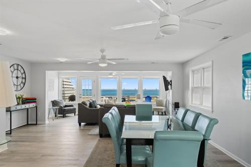 ein Wohnzimmer mit Sofa und Tisch in der Unterkunft Ocean Oasis Kure Beach Ocean front, Pool coming soon! in Kure Beach