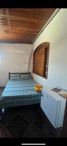 1 dormitorio pequeño con 1 cama y armario en Casa de Praia Coroa Vermelha, en Santa Cruz Cabrália