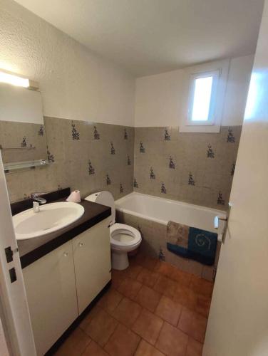 une salle de bain avec un lavabo, des toilettes et une baignoire dans l'établissement Résidence Plage - Petite maison a 100m de la plage MAE-4784, à Six-Fours-les-Plages