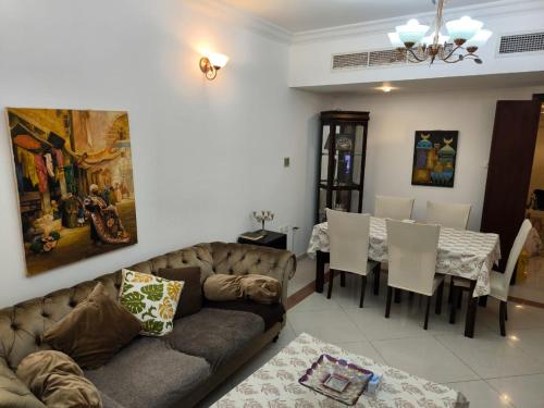 un soggiorno con divano e tavolo di Smart Home Vacation Home- AYLA a Sharjah