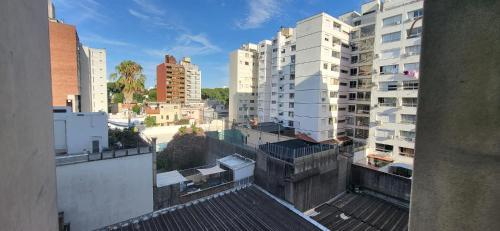 una vista de una ciudad con altos edificios blancos en apto 1 dorm sobre Ellauri, en Montevideo