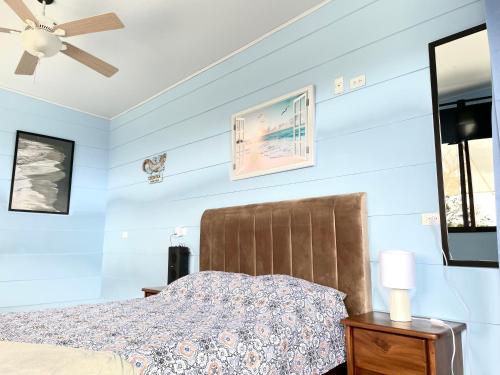 a bedroom with a bed and a ceiling fan at Cabaña2 Mirador Jacuzzi in Sarchí