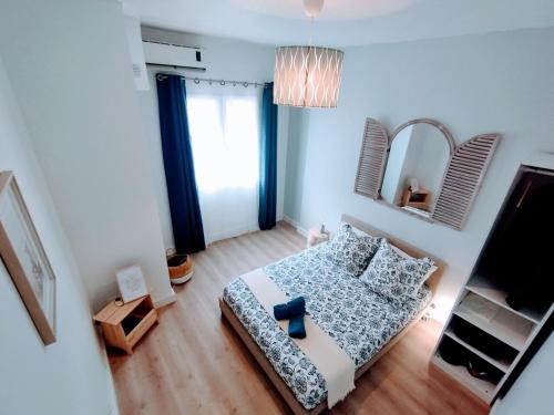 - une petite chambre avec un lit et un miroir dans l'établissement Plage & Confort Appartement 3 pièces Parking clim et wifi, à Antibes