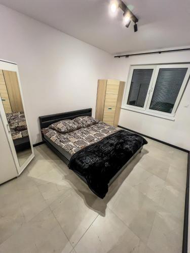 una camera con un letto in una stanza con due finestre di Apartment by Toruńska Street a Gniezno