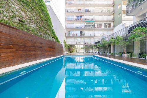 una piscina frente a un edificio en Fine & Better located 4 people Apartment in Palermo, Buenos Aires en Buenos Aires