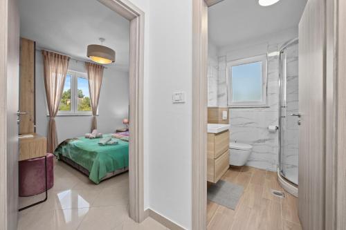 - une chambre avec un lit et une salle de bains dans l'établissement Apartment Dreams, à Fažana
