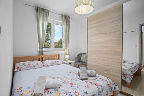 1 dormitorio con 1 cama con toallas en Apartment Dreams, en Fažana