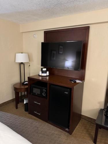 a hotel room with a flat screen television on a cabinet at Comfort Inn & Suites Lincoln City in Lincoln City