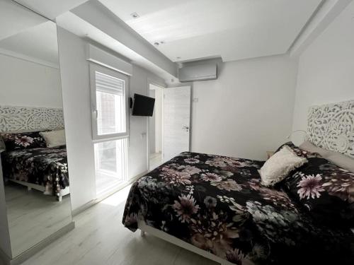 a bedroom with a bed and a window at LF LEVEL San José in San José