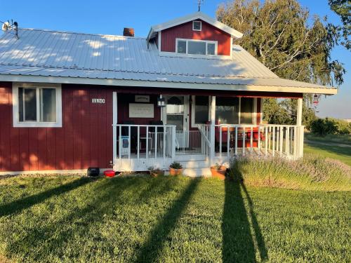 een rood huis met een metalen dak bij Country relaxation in Naches