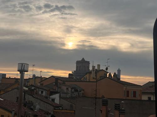 a view of a city at sunset with buildings at La Favolosa casa di Amelie in Bologna