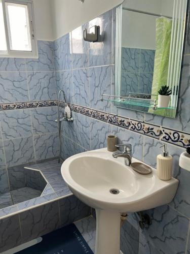 een badkamer met een wastafel en een spiegel bij Playa Azul House in Bayahibe