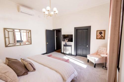 Postel nebo postele na pokoji v ubytování Speakeasy 2 Room Suite (Rm 5)