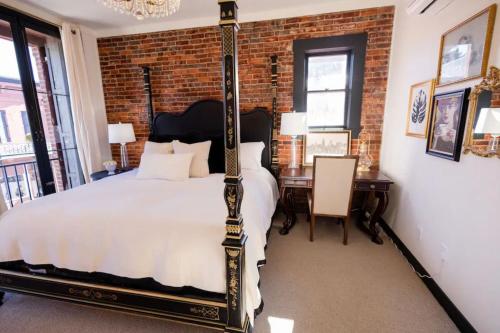 ネバダシティにあるSpeakeasy King Suite (Rm1)のレンガの壁、大きなベッド付きのベッドルーム1室