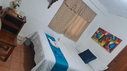 Un dormitorio con una cama con un cisne. en Puerto Ayora Island, en Puerto Ayora
