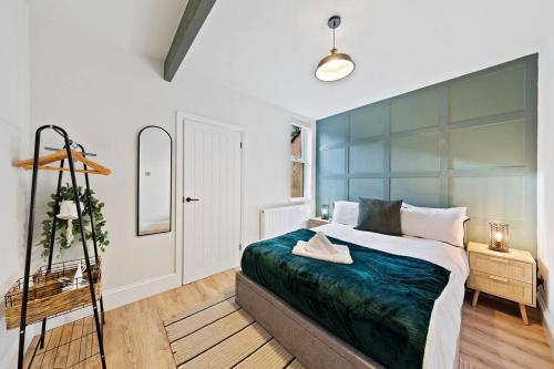 1 dormitorio con 1 cama grande y cabecero azul en The Buccleuch Luxury Apartments en Kettering