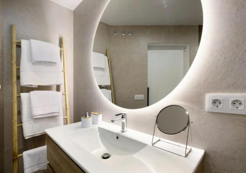 un bagno con lavandino e specchio di Luxury Loft Mar y Sol 1 a Tacoronte