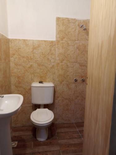 een badkamer met een toilet en een wastafel bij Las Margaritas in Neuquén