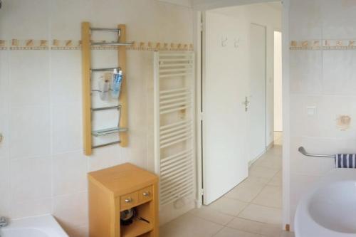 une salle de bain blanche avec un lavabo et des toilettes dans l'établissement Résidence Les Roches Blanches, à Trébeurden