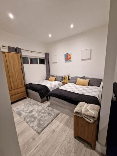 een kamer met 2 bedden in een kamer bij Maidstone Modern Flat High Street in Kent