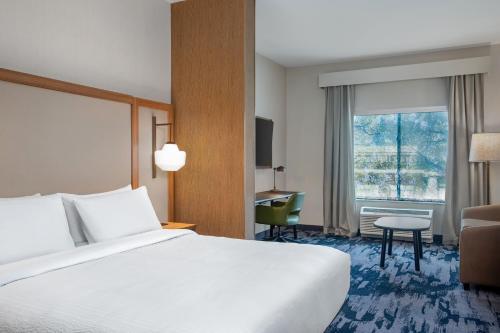 Fairfield by Marriott Inn & Suites Indianapolis Plainfield في بلينفيلد: غرفة في الفندق مع سرير ومكتب
