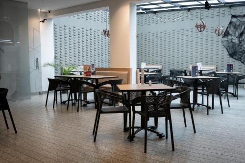 ein Restaurant mit Tischen und Stühlen in einem Zimmer in der Unterkunft Esstudia 17-4 in Bogotá