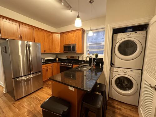 uma cozinha com um frigorífico e uma máquina de lavar e secar roupa em Flexhome Wicker Park 3BR DV2 - READ INFO em Chicago