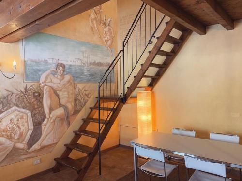 eine Treppe in einem Zimmer mit Wandgemälde in der Unterkunft Corte Uccellanda Relais in Monzambano