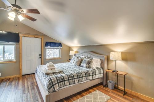 1 dormitorio con 1 cama y ventilador de techo en Mountain Retreat Near Lake, Red Rocks and Golden! en Evergreen