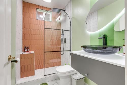 La salle de bains est pourvue de toilettes et d'un lavabo en verre. dans l'établissement Sacramento Home about 2 Mi to Downtown!, à Sacramento