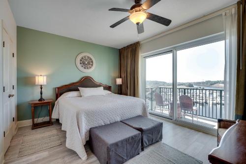 Schlafzimmer mit einem Bett, einem Deckenventilator und einem Balkon in der Unterkunft Marina Inn Grande Dunes - 7-503 in Myrtle Beach