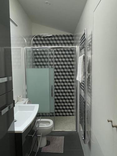 une salle de bains avec toilettes et lavabo dans l'établissement Maison de ville, à Vitry-sur-Seine
