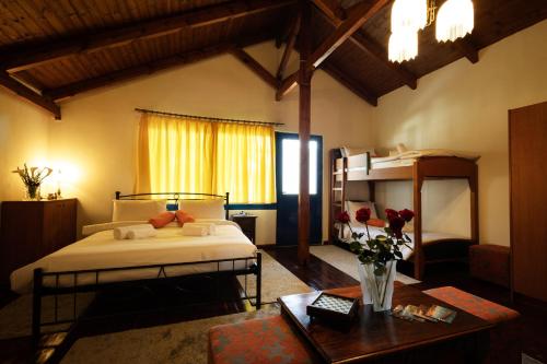 um quarto com uma cama e uma mesa com flores em Sunset Suite - Salamina Island em Salamina