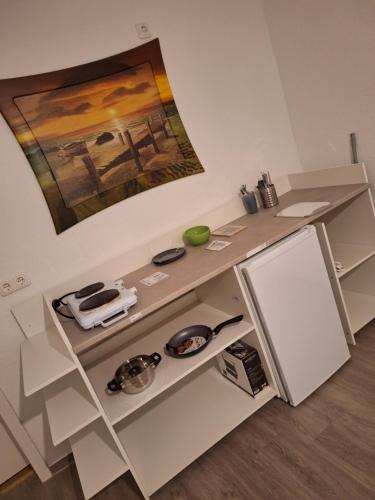 een keuken met een aanrecht en een witte koelkast bij hoteliving Apartments Gießen-Süd in Gießen
