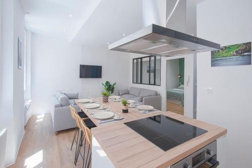 a kitchen and dining room with a table and chairs at Les Halles & Le port - Grand T2 haut de gamme in Toulon