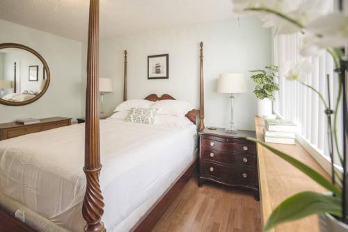 En eller flere senge i et værelse på Hollywood Hills: laundry+parking+patio+kitchen+AC