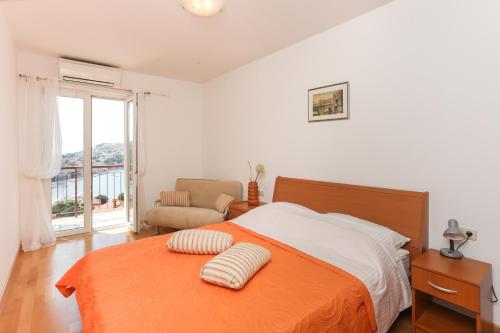 1 dormitorio con 1 cama, 1 silla y 1 ventana en Apartment Maya, en Dubrovnik