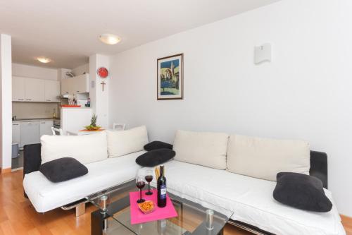 sala de estar con sofá blanco y mesa en Apartment Maya, en Dubrovnik