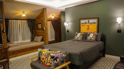 1 dormitorio con 1 cama y 1 sofá en una habitación en Waree Onsen Resort en Lamphun
