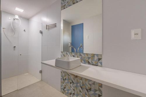 een badkamer met een wastafel en een spiegel bij Pousada Katavento #Q5 - Na Praia por Carpediem in Cumbuco