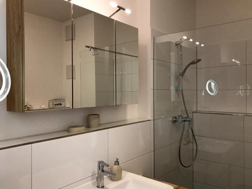 Bathroom sa Ferienwohnung Urlaubsglück- lichtdurchflutete Wohnung mit Balkon und Seesicht